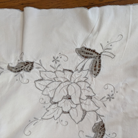 Vintage Madeira Linen Banquet Tablecloth NWOT Rectangular and Huge! - Picture 6 of 7